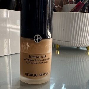 Giorgio Armani Luminous Silk Foundation in Black and Tan